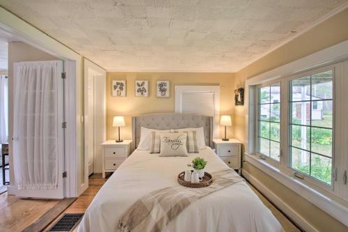 康威Modern Home - 2 Mi to Cranmore Mtn Resort!的一间卧室设有一张大床和两个窗户