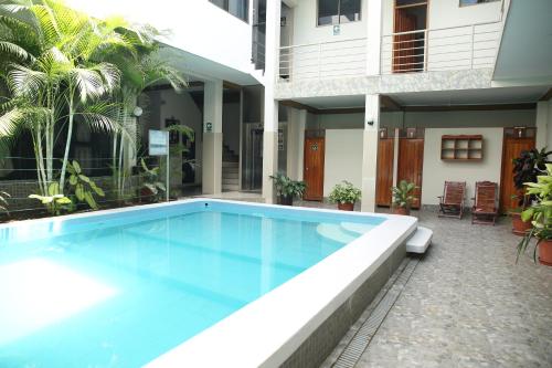 马尔多纳多港Hotel Puerto Amazonico的大楼前的大型游泳池