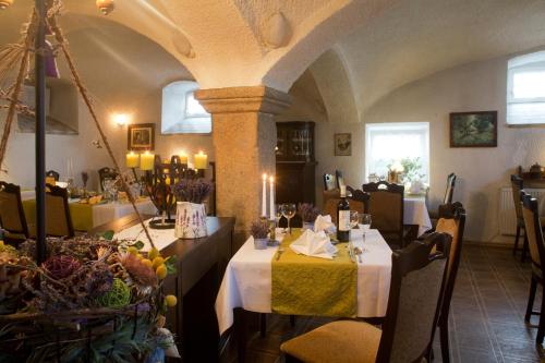比绍夫斯韦尔达Logis L Auberge Gutshof的餐厅设有2张带白色桌布的桌子