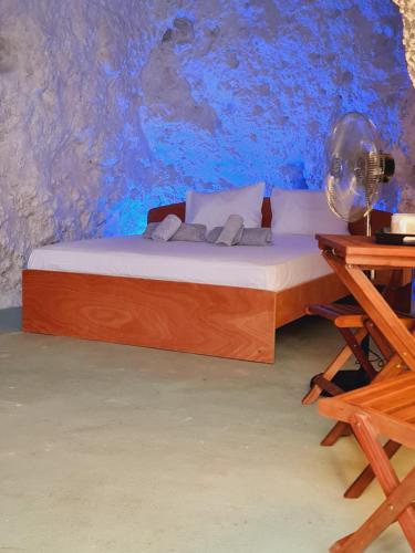 海若克利欧Anassa Cave by Estia的蓝色墙壁间的一张床位