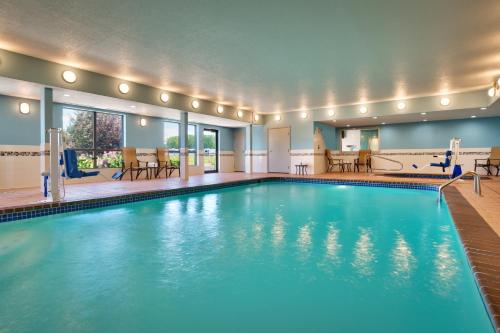 比林斯比林斯东智选假日酒店的蓝色的游泳池,位于酒店客房内