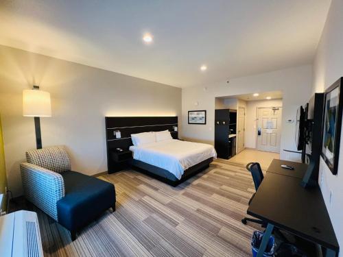 萨利纳斯Holiday Inn Express & Suites Salinas, an IHG Hotel的大型酒店客房,配有一张床和一张书桌