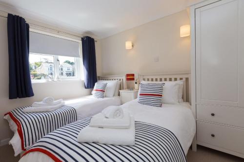 卡比斯贝Atlantic Blue的一间卧室配有两张带毛巾的床