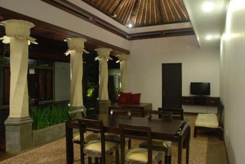 塞米亚克坎提克特雷桑别墅酒店的客厅配有桌椅和电视。