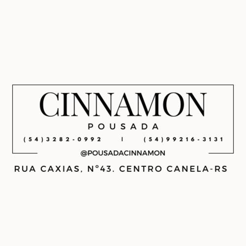 卡内拉Pousada Cinnamon的白底下有电影的标志