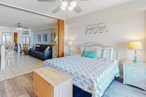 大洋城Highpoint S 6H的一间卧室设有一张床和一间客厅。