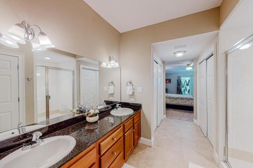 墨西哥比奇Paradise Shores 105的一间带两个盥洗盆和大镜子的浴室