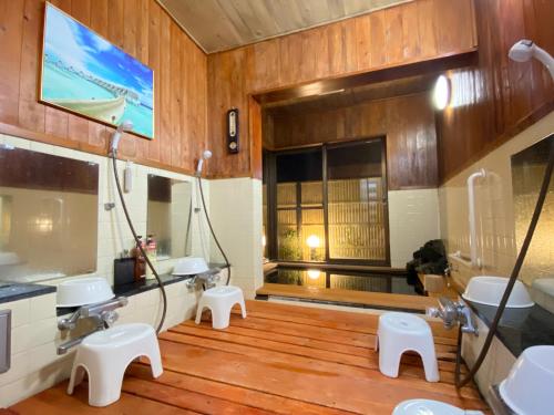伊东Hanamizuki Onsen Resort的浴室设有2个水槽和2个卫生间