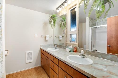 Maple Grove BeachEagle Eye Retreat的一间带两个盥洗盆和大镜子的浴室