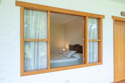 比尔卡班巴Hostería Paraíso的卧室设有窗户,配有一张床