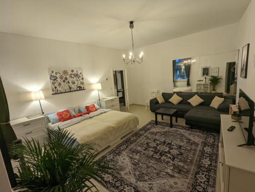 科布伦茨Schönes Apartment im Zentrum von Koblenz的客厅配有床和沙发