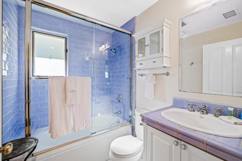 萨默兰Golden Getaway的蓝色瓷砖浴室设有水槽和淋浴