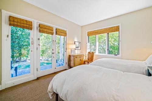 萨默兰Golden Getaway的白色卧室设有床和窗户