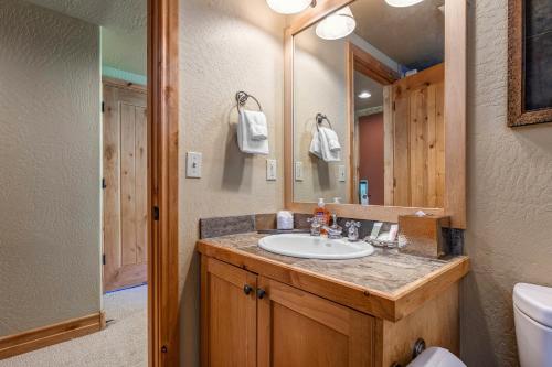 帕克城Lodges at Deer Valley - #2220的一间带水槽和镜子的浴室