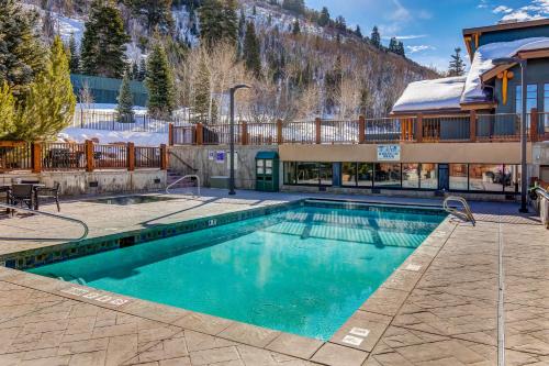 帕克城Lodges at Deer Valley - #2220的山屋前的游泳池