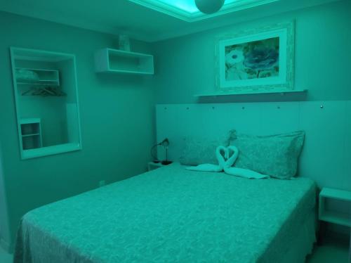 卡波布里奥** SUITE PRIVATIVA PRAIA DO FORTE CABO FRIO **的一间卧室配有一张床,拥有心灵装饰