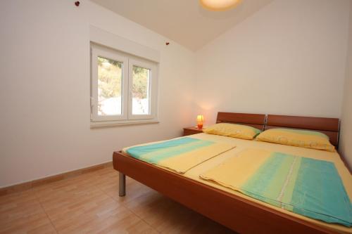 德拉格Apartments by the sea Drage, Biograd - 6171的一间卧室设有一张床和一个窗口