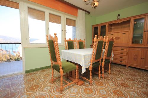 特罗吉尔Apartments by the sea Mastrinka, Ciovo - 7582的一间带桌椅的用餐室