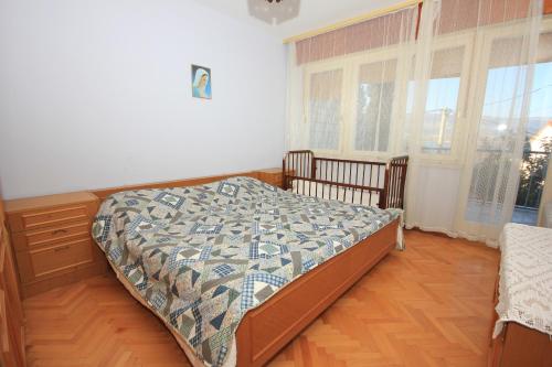 特罗吉尔Apartments by the sea Mastrinka, Ciovo - 7582的一间卧室设有一张床和一个大窗户