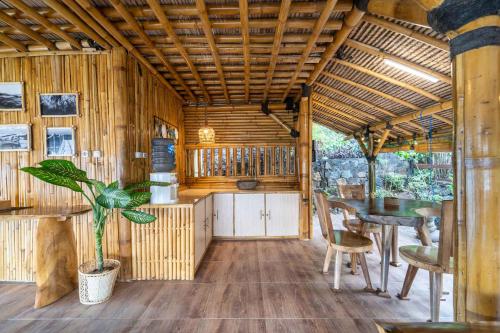 瑟克通Catappa Village Lombok的一间带桌子的厨房和一间餐厅