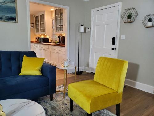 蒙哥马利Cheerful 2 BR Near Colleges, Downtown, Attractions的客厅配有蓝色的沙发和黄色的椅子