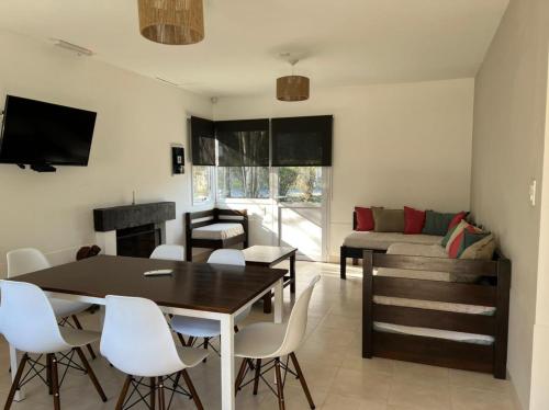 萨尔塔Tierras del Norte的客厅配有桌椅和沙发