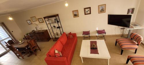 卡塔马卡Dúplex amplio y luminoso的客厅配有红色的沙发和桌子