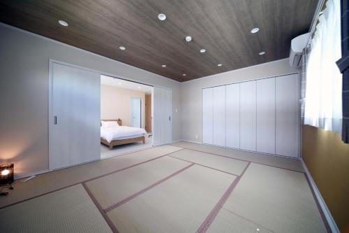 Kanayama白浜貸別荘2−43的大型客房设有床和窗户。