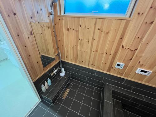 Kanayama白浜貸別荘2−43的带淋浴的浴室和瓷砖地板。