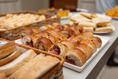 帕劳阿佩巴斯HOTEL EXECUTIVO的餐桌上摆放着各种糕点和面包