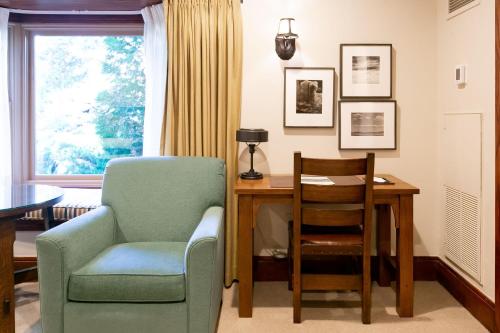 帕克城Deluxe King Room Hotel Room的客厅配有椅子、桌子和椅子