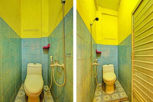 普兰巴南SPOT ON 91540 Ukuh Guesthouse的浴室设有2个卫生间,铺有黄色和蓝色瓷砖