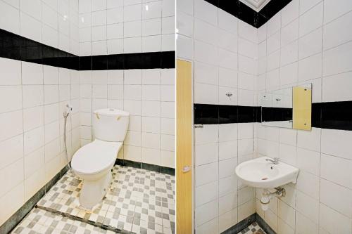 棉兰OYO 90450 Sentra Inn的一间带卫生间和水槽的浴室