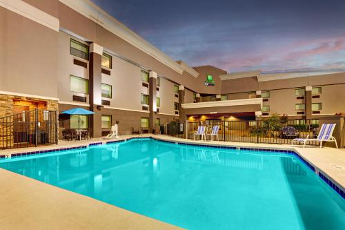 纳什维尔纳什维尔W-I40智选假日酒店的酒店前方设有桌椅的游泳池