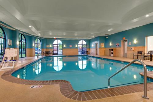 纳什维尔纳什维尔奥普里兰智选假日酒店的蓝色墙壁的建筑内的游泳池