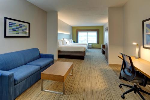 纳什维尔纳什维尔奥普里兰智选假日酒店的酒店客房设有一张沙发和一张床