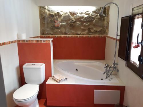 欧特斯Casas Lucas - Carleo的一间带卫生间和浴缸的浴室