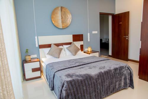 拉维尼亚山ARON'S Lavinia TOPAZ的一间卧室设有一张蓝色墙壁的大床