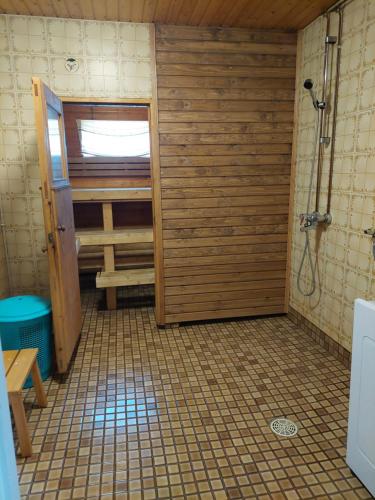SäkyläPunavilla majoitus TASANKO的带淋浴的浴室和木门。