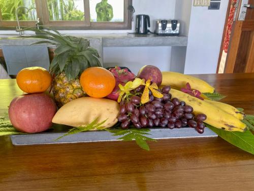 涛岛潘达拉豪华泳池别墅的桌子上堆满了水果和蔬菜