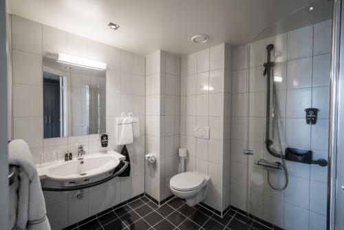 桑纳讷Gloppen Hotell - by Classic Norway Hotels的浴室配有卫生间、盥洗盆和淋浴。