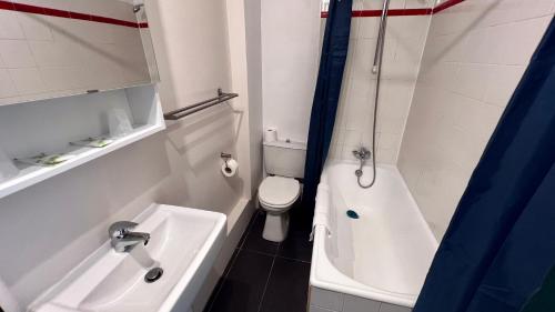 比亚里茨圣詹姆斯酒店的浴室配有卫生间、浴缸和水槽。