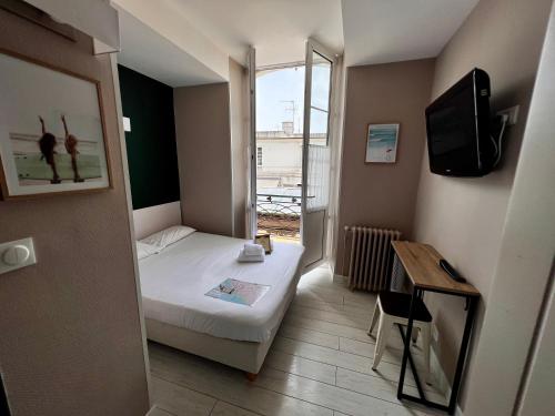 比亚里茨圣詹姆斯酒店的小房间设有床和窗户