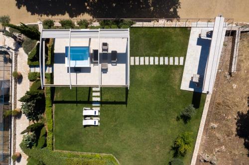 阿迪斯普普伦Stolidi Mou Treehouse的享有带游泳池的庭院的顶部景致