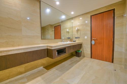 布莱尔港Silver Sand Sentinel的一间带水槽和大镜子的浴室