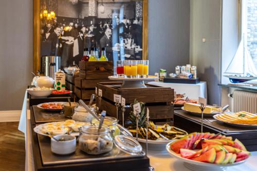 卡尔斯克鲁纳第一斯达特酒店的自助餐,餐桌上摆满了食物