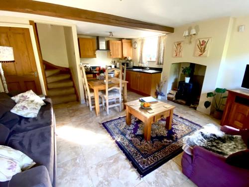 BisleyDove Cottage的客厅配有沙发和桌子