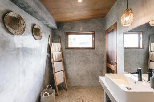 坎古Kano Canggu Loft的一间带水槽和镜子的浴室