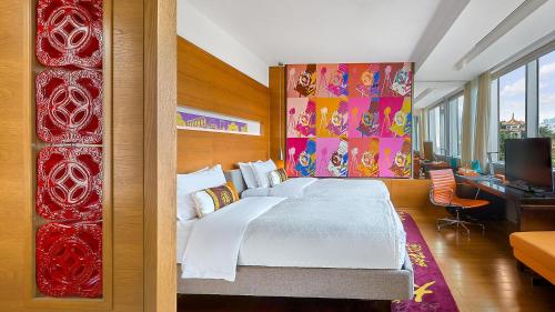 厦门厦门海港英迪格酒店的一间卧室配有一张大床和一张书桌