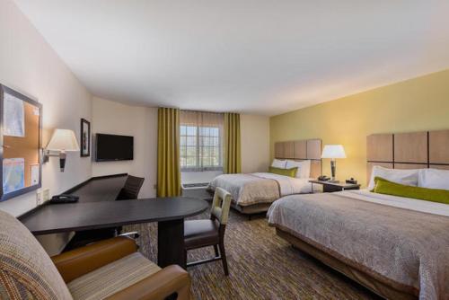 土桑坎德尔伍德套房图森酒店的酒店客房配有两张床和一张书桌